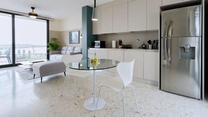 Wasserkocher mit Kaffee-/Teezubehör, Kühlschrank, Mikrowelle, Ofen
