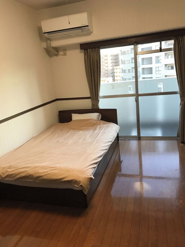 1 bedroom, desk, internet, bed sheets