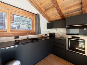 Fridge, microwave, oven, dishwasher - Charming renovated chalet in Morzine center with parking, sleeps 4. (Morzine)