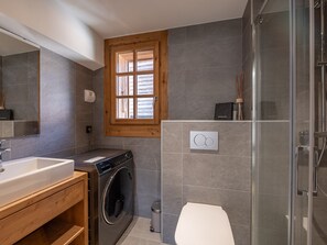 Hair dryer, towels - Charming renovated chalet in Morzine center with parking, sleeps 4. (Morzine)