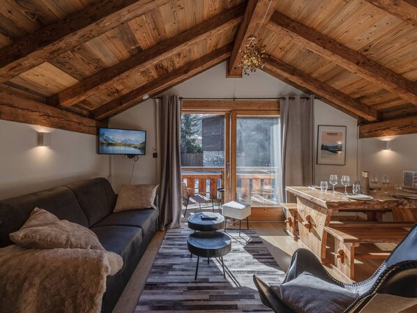 TV - Charming renovated chalet in Morzine center with parking, sleeps 4. (Morzine)
