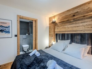 1 bedroom, free WiFi, bed sheets - Charming renovated chalet in Morzine center with parking, sleeps 4. (Morzine)