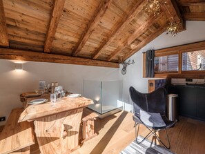 Dining - Charming renovated chalet in Morzine center with parking, sleeps 4. (Morzine)