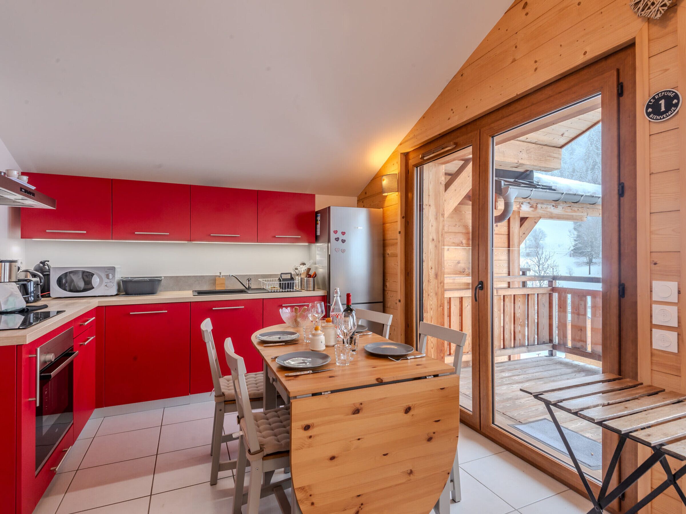 Kylskåp, mikrovågsugn, diskmaskin och kaffe- och tebryggare