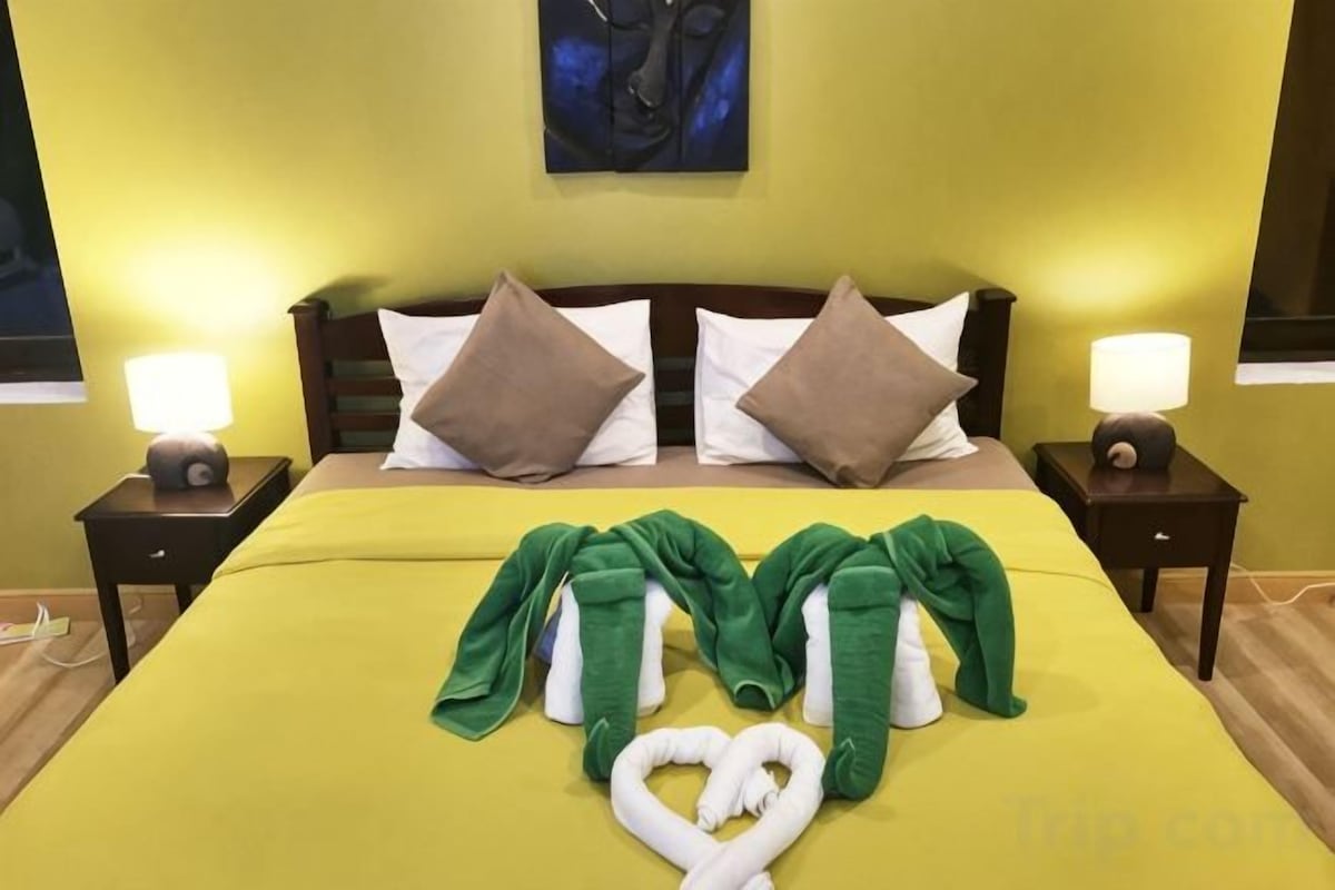 Desk, WiFi (free), bed sheets