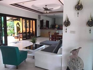 32-inch TV with satellite channels - Villa Chaya (Takua Pa)