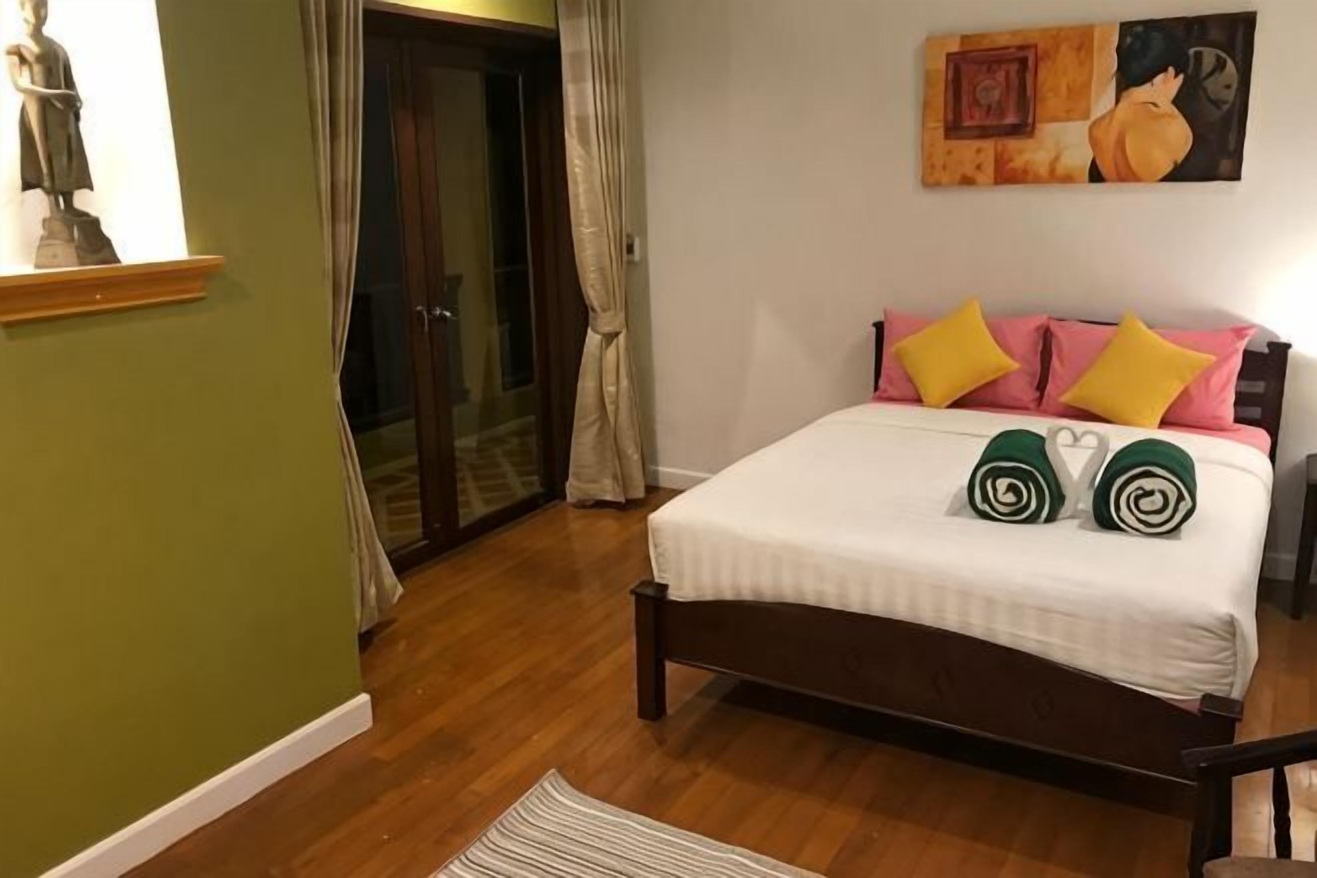 Desk, free WiFi, bed sheets