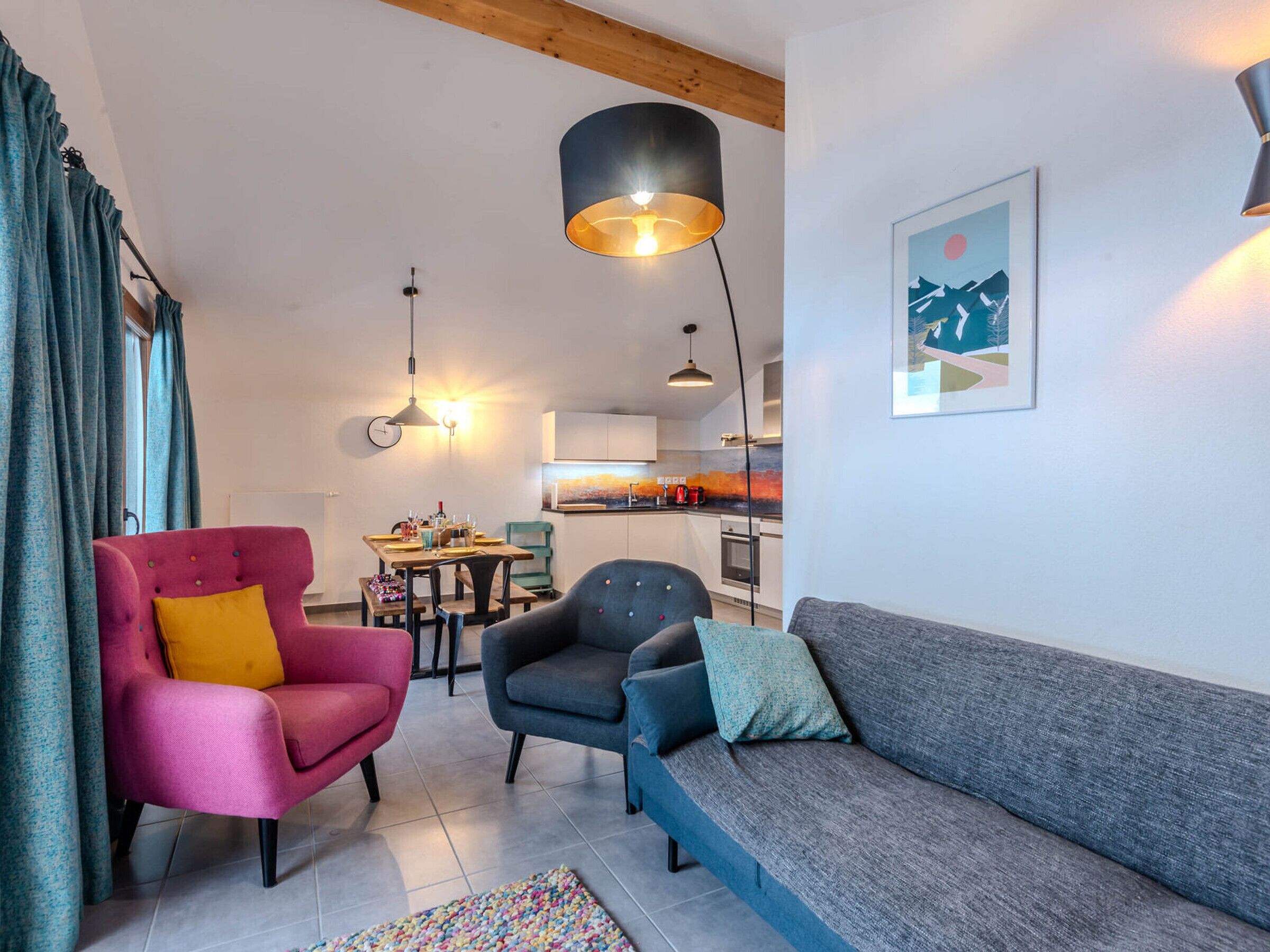 Een moderne woonkamer met een bank, stoelen en een eethoek.
