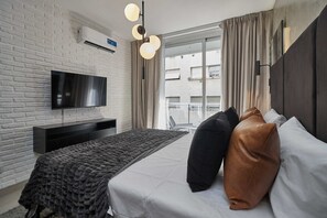 Escritorio, tabla de planchar con plancha, wifi gratis y ropa de cama 