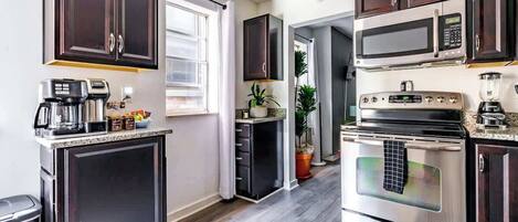 Refrigerador, microondas, horno y parrilla de estufa