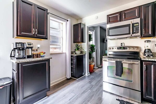 Kylskåp, mikrovågsugn, ugn och spishäll