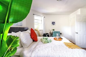 1 soverom, skrivebord, strykejern/-brett og reiseseng for barn