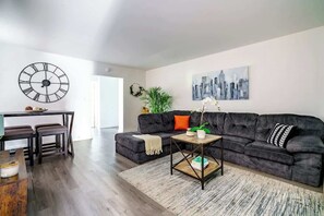 Smart TV, stereo, offices - Short North/Downtown | Walk to Convention Center | Free Parking | 5,800+ Reviews (Columbus)
