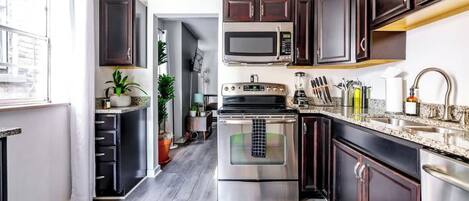 Réfrigérateur, micro-ondes, four, plaque de cuisson