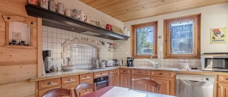 Kühlschrank, Mikrowelle, Ofen, Geschirrspüler