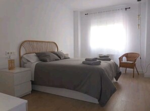 2 bedrooms, iron/ironing board, WiFi, bed sheets - Beautiful 2 bedroom apartment near the subway (Armilla)