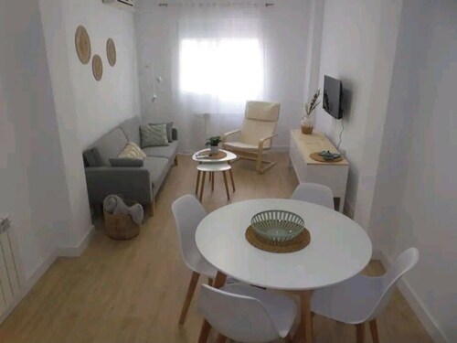 Beautiful 2 bedroom apartment near the subway