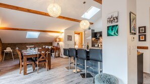 Un loft amplio con comedor, cocina y zona de estar.