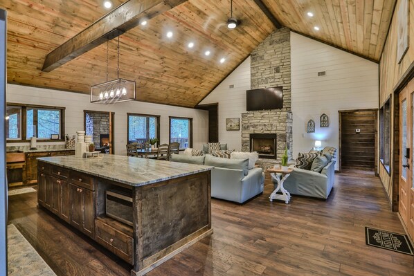 Smart TV, fireplace, foosball, offices - Sweet Magnolia~Sleeps 10~Game Area~2 Masters (Broken Bow)