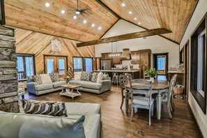 Smart TV, fireplace, foosball, offices - Sweet Magnolia~Sleeps 10~Game Area~2 Masters (Broken Bow)