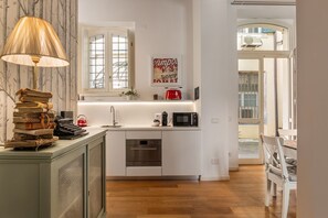 Kühlschrank, Mikrowelle, Ofen, Herdplatte