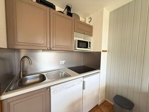 Frigorifero, microonde, lavastoviglie, macchina per tè/caffè