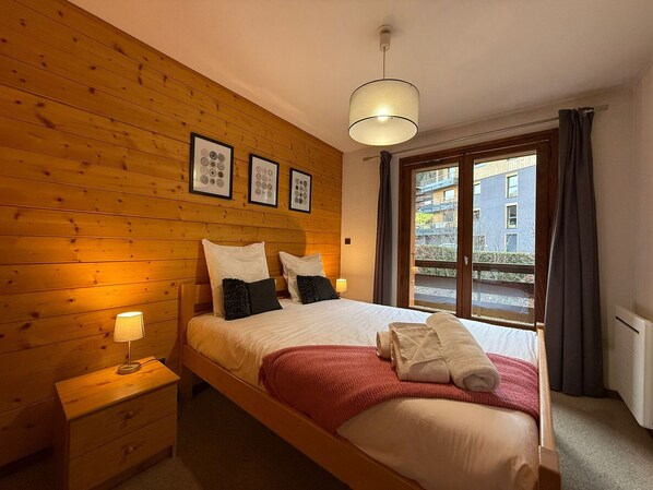 1 bedroom, bed sheets