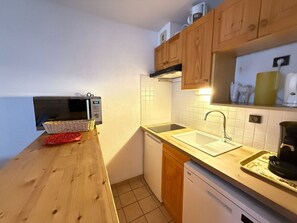 Fridge, microwave, stovetop, dishwasher - Cozy apartment in Morzine near slopes, sleeps 4 (Morzine)
