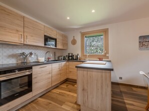 Kühlschrank, Mikrowelle, Ofen, Geschirrspüler