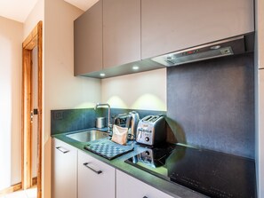 Fridge, oven, dishwasher, coffee/tea maker