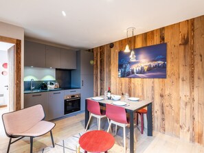 Réfrigérateur, four, lave-vaisselle, cafetière/bouilloire