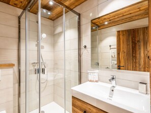 Séchoir à cheveux, serviettes fournies