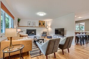 Smart TV - 2 King Bed l Upper Unit Duplex (Arvada)