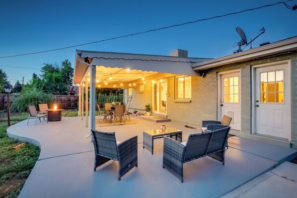 Outdoor dining - 2 King Bed l Upper Unit Duplex (Arvada)