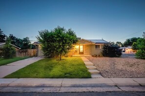 Exterior - 2 King Bed l Upper Unit Duplex (Arvada)
