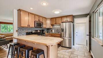 ثلاجة، ميكروويف، فرن، موقد طهي مسطح