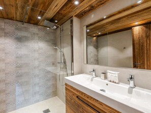 Hair dryer, towels - Stunning renovated duplex with 3 bedrooms and double garage in Morzine center (Morzine)
