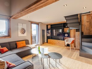 TV - Stunning renovated duplex with 3 bedrooms and double garage in Morzine center (Morzine)