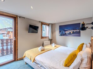 3 bedrooms, iron/ironing board, free WiFi, bed sheets