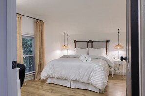 2 bedrooms, desk, iron/ironing board, travel crib