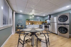 Cafetera i tetera, frigorífic, microones i forn 
