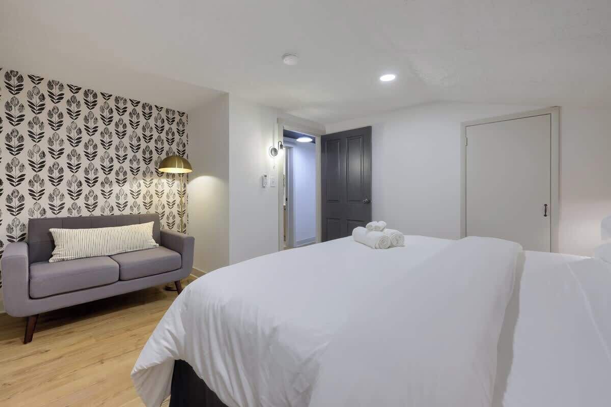 2 slaapkamers, een bureau, een strijkplank/strijkijzer, reisbedje