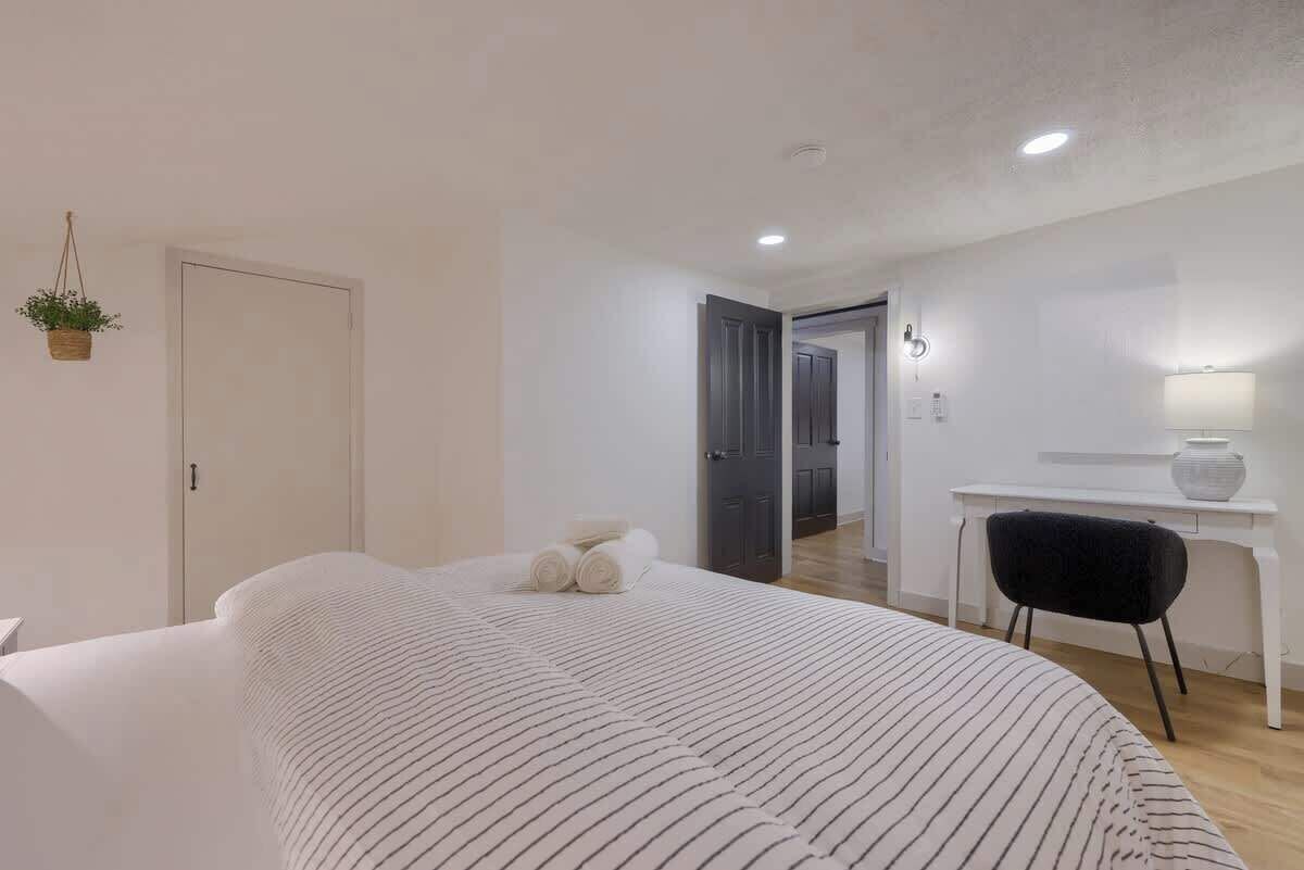 2 Schlafzimmer, Schreibtisch, Bügeleisen/Bügelbrett, Reisekinderbett