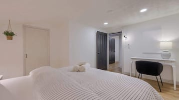 2 Schlafzimmer, Schreibtisch, Bügeleisen/Bügelbrett, Reisekinderbett