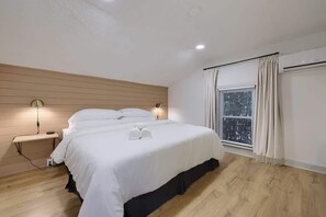 2 slaapkamers, een bureau, een strijkplank/strijkijzer, reisbedje
