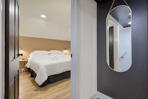 2 chambres, bureau, fer et planche à repasser, lit parapluie