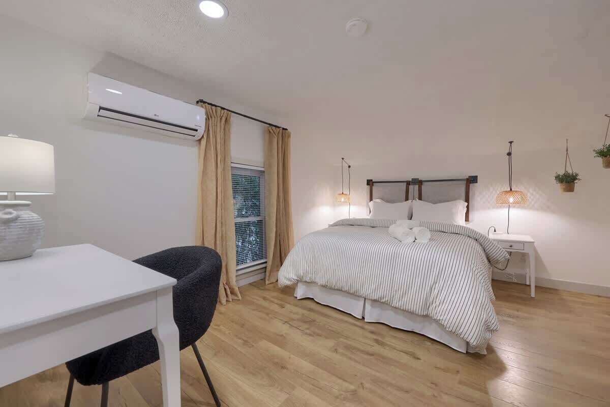 2 bedrooms, desk, iron/ironing board, travel crib