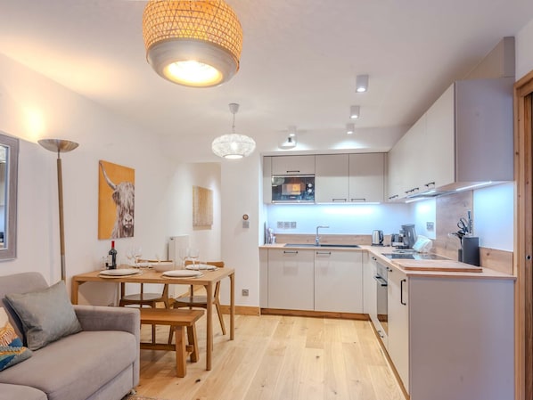 Geladeira, micro-ondas, fogão, lava-louças