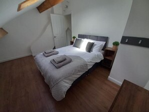 4 bedrooms, iron/ironing board, WiFi (free), bed sheets