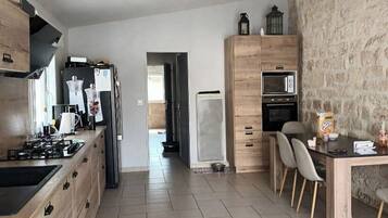 Refrigerador, microondas, horno y parrilla de estufa
